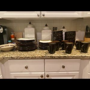 Dinnerware set with extra pieces / 42 pieces total